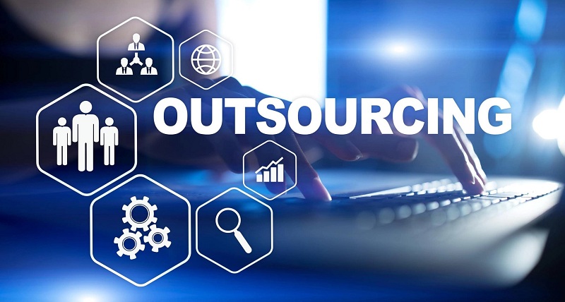 Outsource là gì? Lợi ích và hạn chế khi sử dụng outsourcing